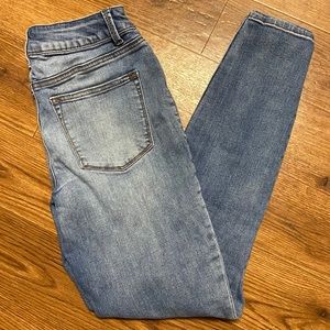 ⚽️ 4/$20 Maurice’s high rise distressed jeans